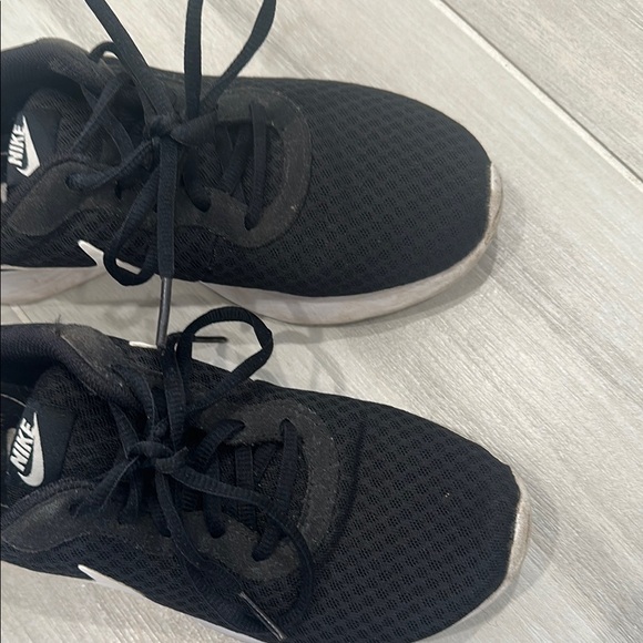 Nike Women’s Size 6.5 Lightweight Black Mesh Sneakers with White Accents - Picture 5 of 11